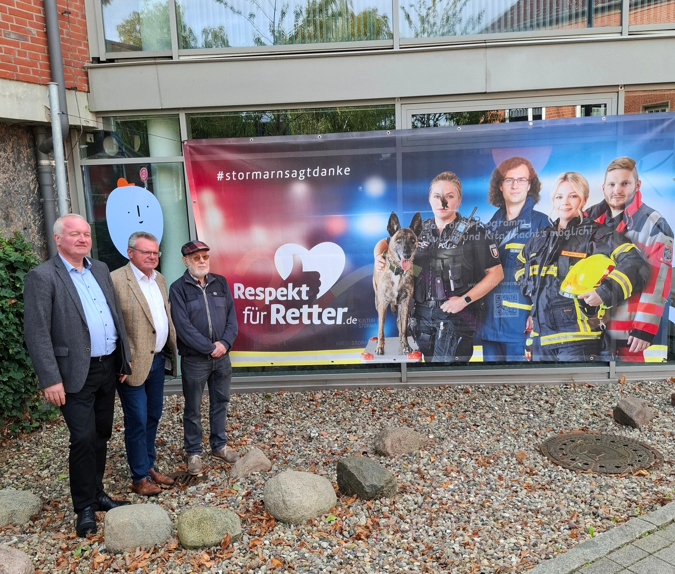 Landrat Dr. Henning Görtz, Kreispräsident Hans-Werner Harmuth und Jörg Schuhmacher (v.l.) von der Bürger-Stiftung verurteilen die Angriffe auf die Kampagne Respekt für Retter.